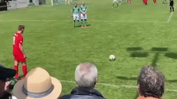 VIDEO: Cầu thủ đá phạt lừa đối thủ, lừa luôn cả đồng đội và người xem