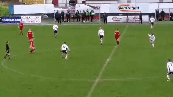 VIDEO: Cầu thủ mất oan bàn thắng vì một vũng nước mưa