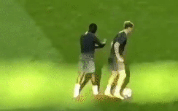 VIDEO: 'Bom tấn' Barca bị vờn như cầu thủ nghiệp dư trên sân bóng