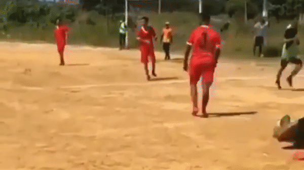 VIDEO: Cầu thủ tung chiêu 'chọc gậy bánh xe' hạ đo ván đối thủ