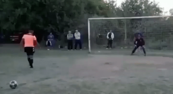 VIDEO: Cầu thủ đá penalty ngã nhào khiến thủ môn 'ăn quả lừa'