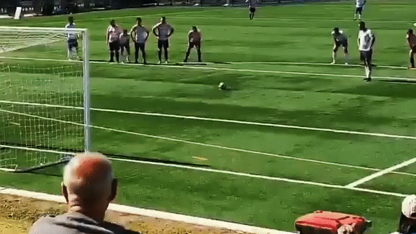 VIDEO: Cầu thủ sút penalty 'chim mồi' khiến đội bạn tự hại nhau