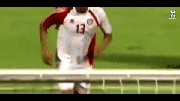 VIDEO: Ngỡ ngàng cầu thủ sút penalty ngược đời nhất thế giới