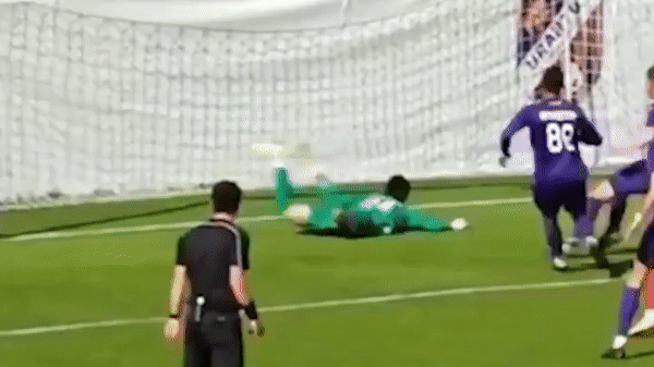 VIDEO:Thủ môn bắt penalty được độ hết phần của người khác