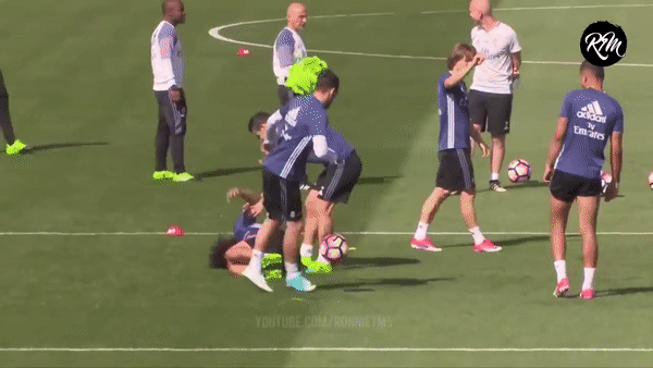 VIDEO: Ronaldo 'bắn hạ' đồng đội với cú ra chân 'tan bao giấc mơ'