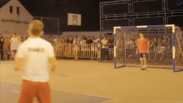 VIDEO: Cầu thủ sút penalty người bay theo bóng dị nhất quả đất