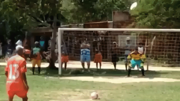 VIDEO: Cầu thủ châu Phi đá penalty khiến cả thế giới ngả mũ thán phục