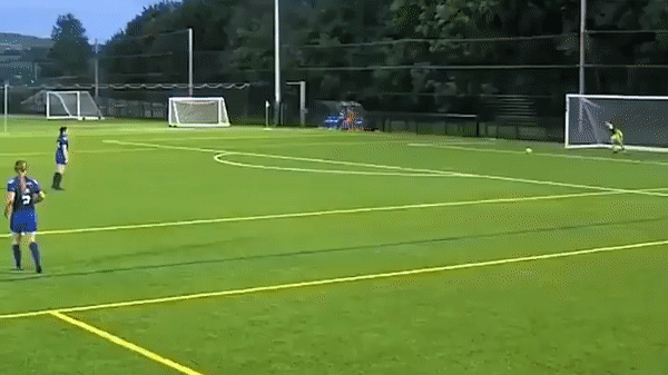 VIDEO: Nữ cầu thủ ra chân 'sấm sét', ghi bàn ở khoảng cách không tưởng