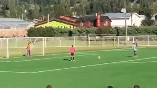 VIDEO: Quả penalty đáng quên nhất thế giới khiến cầu thủ rước họa vào thân