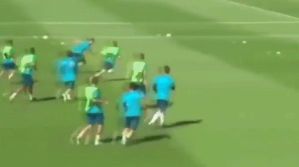 VIDEO: Ronaldo vờn hai đồng đội, ghi bàn mãn nhãn