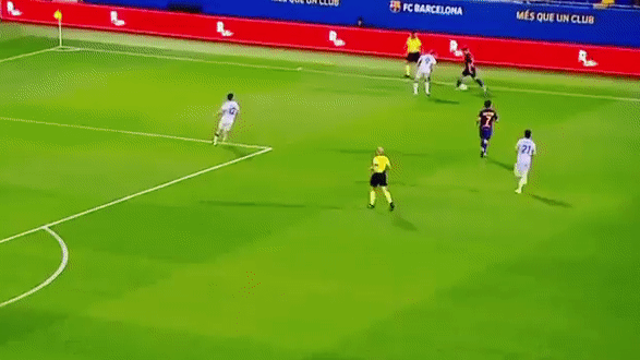 VIDEO: Sao Barca đi bóng qua 'rừng người' ghi bàn ảo hơn Messi