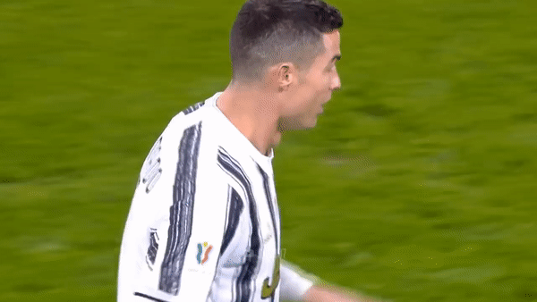 VIDEO: Ronaldo thi triển kỹ năng 'dị', loại bỏ 6 cầu thủ lao vào