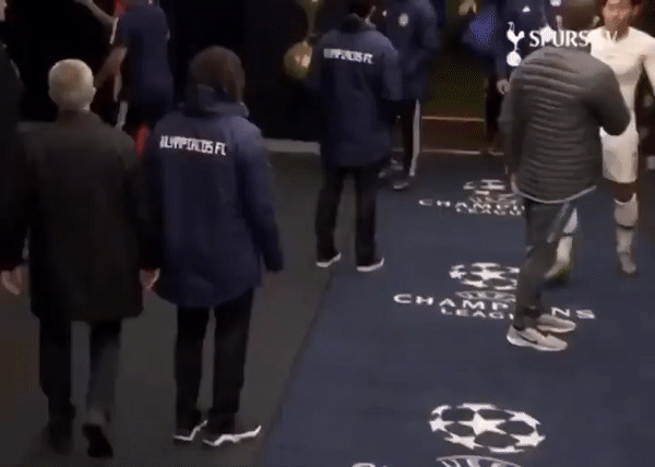 VIDEO: Son Heung-min hai lần bị HLV Mourinho biến thành 'gã hề'