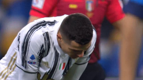 VIDEO: Ronaldo bỏ lỡ cơ hội một cách khó tin ở khoảng cách 3m