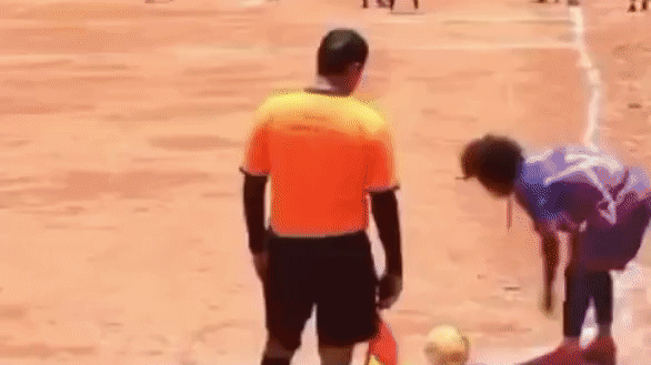 VIDEO: Cầu thủ gây lú với bàn thắng không tưởng từ chấm phạt góc