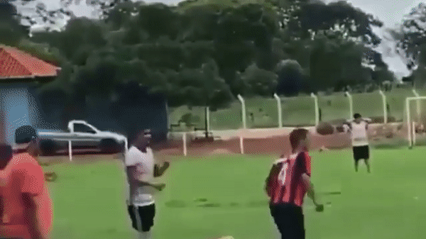 VIDEO: Học đòi làm Neymar, cầu thủ nhận cái kết không thể thốn hơn