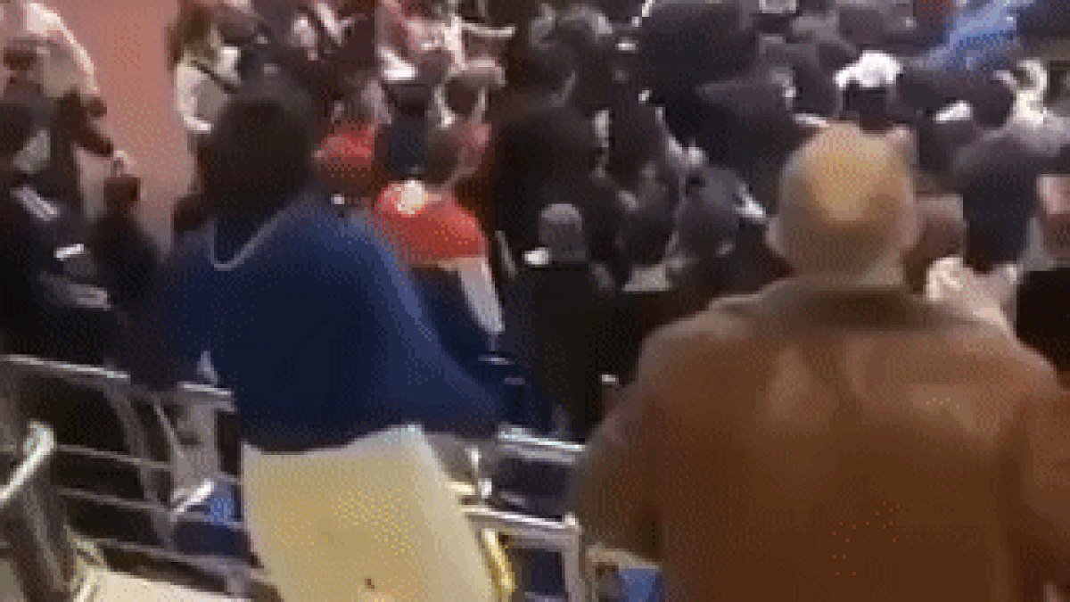 VIDEO: Võ sĩ Judo lao vào đấm khán giả tạo nên cuộc hỗn chiến