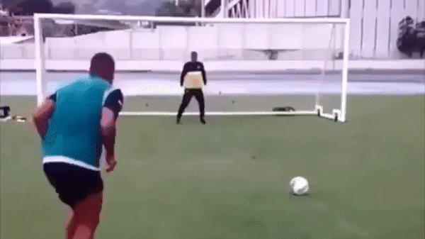 VIDEO: Quả penalty lầy nhất năm khiến đối thủ ôm hận