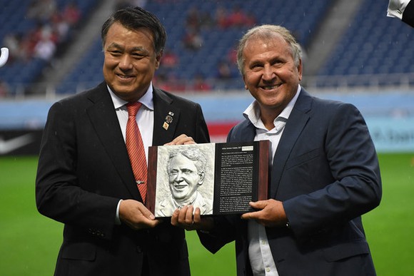 Ông Kozo Tashima (bên trái) dương tính với virus Covid-19