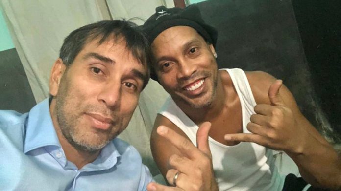 Ronaldinho, ronaldinho bị bắt, ronaldinho đi tù