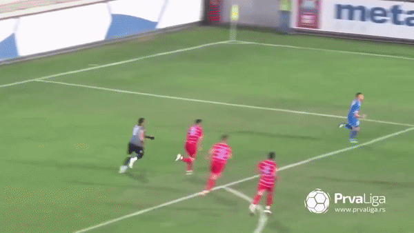VIDEO: Cầu thủ cho mượn bị đuổi đánh vì 'ăn cháo đá bát'