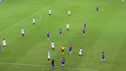 VIDEO: HLV 'kèm người' cực gắt khiến cầu thủ không tìm thấy lối ra