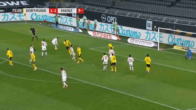 VIDEO: 2 pha bỏ lỡ của Reus khiến CĐV Dortmund đòi tước băng đội trưởng