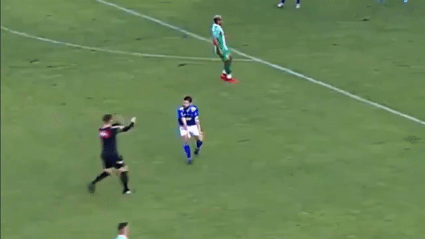 VIDEO: Cầu thủ tặng trọng tài hai cước 'cực kín'
