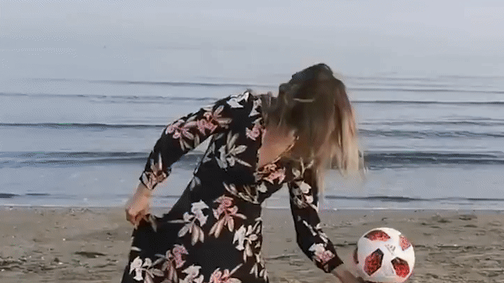 VIDEO: Cô gái 'FA lâu năm' phải hẹn hò với quả bóng đá