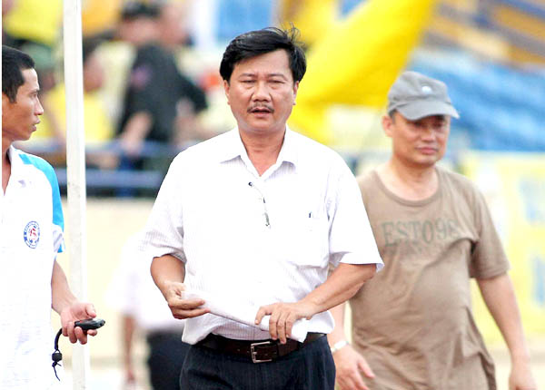 Chu tich Quang Nam muon dung V-League