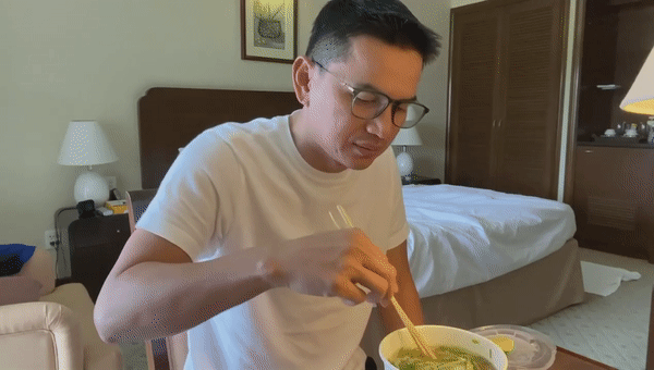 VIDEO: Kiatisak ăn phở buổi sáng, nói tiếng Việt khi bị cách ly
