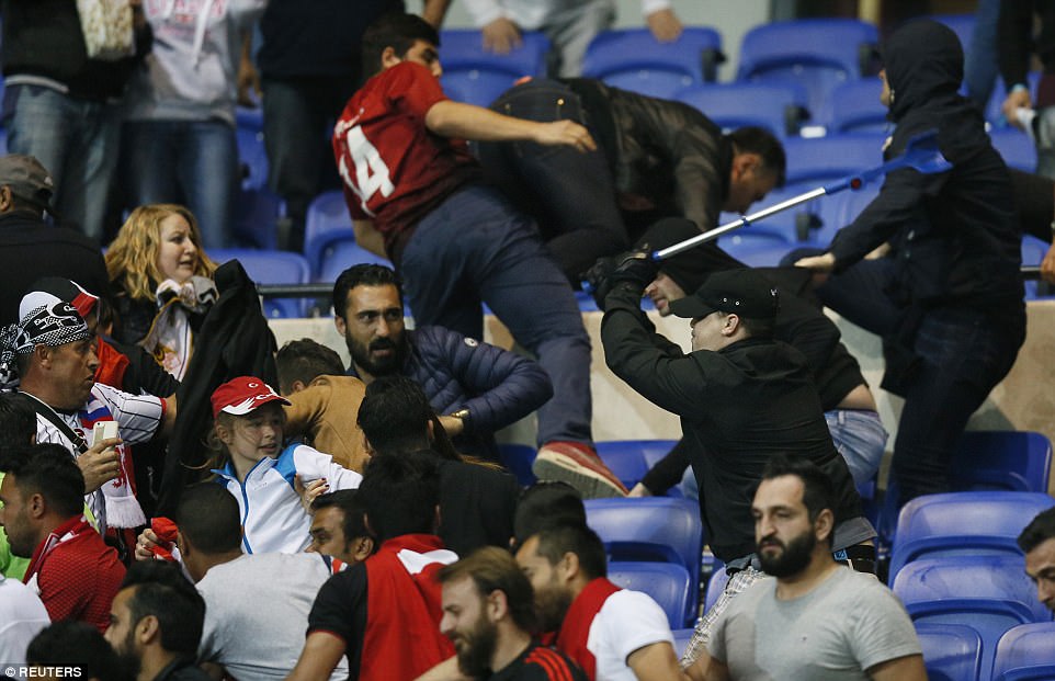 Bạo loạn, ẩu đả, Lyon – Besiktas , Europa League, MU, tin tức MU, tin tức Europa League
