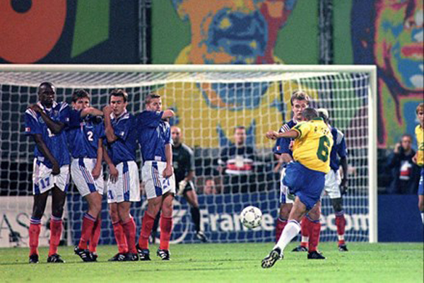 Roberto Carlos, Carlos, Brazil, Carlos sút quả chuối, Carlos sút phạt, Carlos đá phạt vs Pháp, Brazil vs Pháp