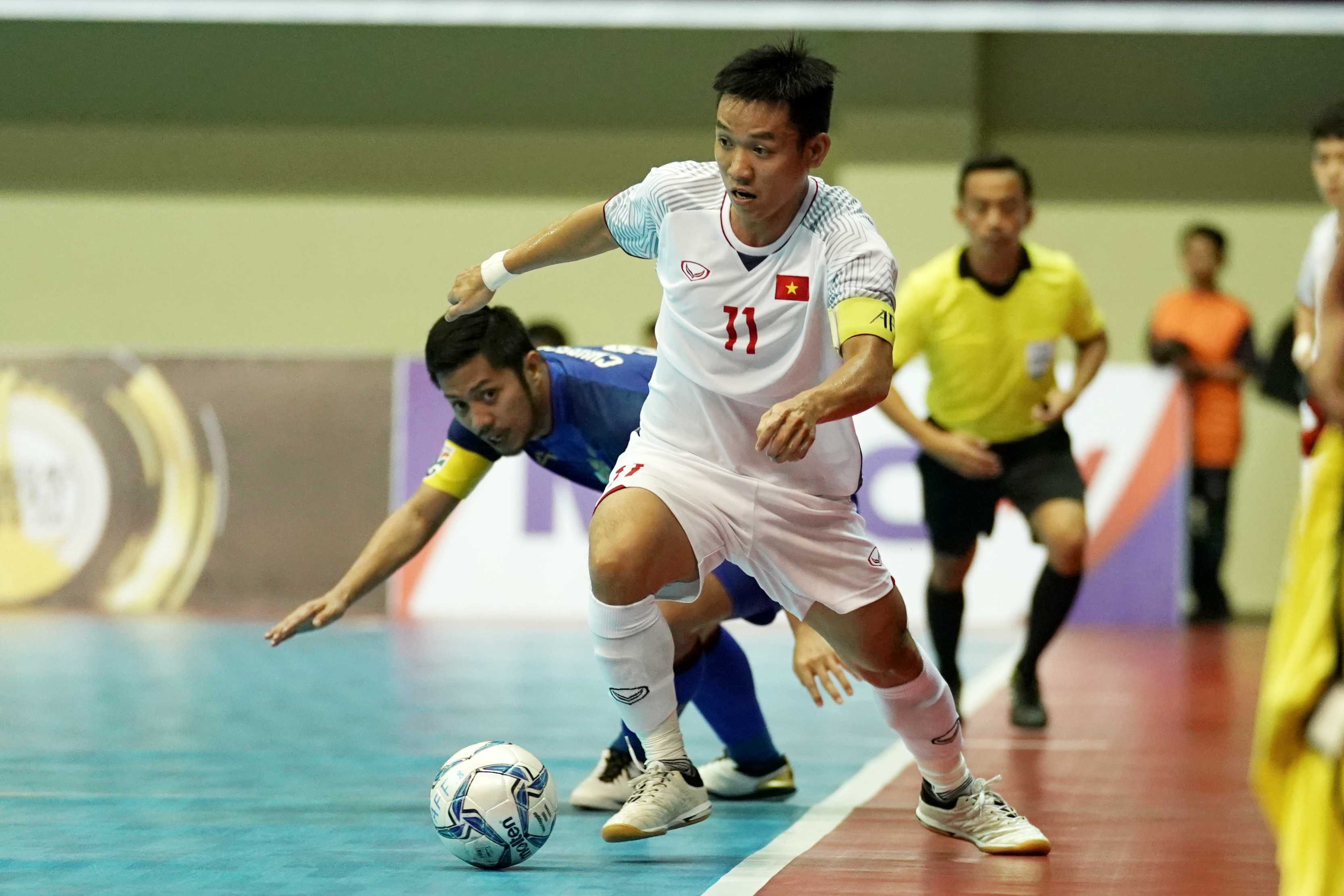 Các cầu thủ Việt Nam nhận trận thua trước Thái Lan